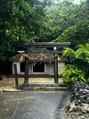 美崎御嶽の{uncategorized: "未分類", other: "その他", undefined: "問題あり", building: "その他建物", grave: "お墓", sacred_gate: "鳥居", guardian: "狛犬", statue: "像", buddha: "仏像", history: "歴史", nature: "自然", garden: "庭園", animal: "動物", pagoda: "塔", temizu: "手水舎", mountain_gate: "山門・神門", sanctuary: "本殿・本堂", subordinate: "末社・摂社", art: "芸術", scenery: "景色", jizo: "地蔵", ema: "絵馬", goshuin: "御朱印", omikuji: "おみくじ", items: "授与品その他", amulet: "お守り", goshuincho: "御朱印帳", eats: "食事", festival: "お祭り", votive_dance: "神楽", shichigosan: "七五三参", wedding: "結婚式", experience: "体験その他", initially: "初詣", around: "周辺", anti_infection: "感染症対策"}