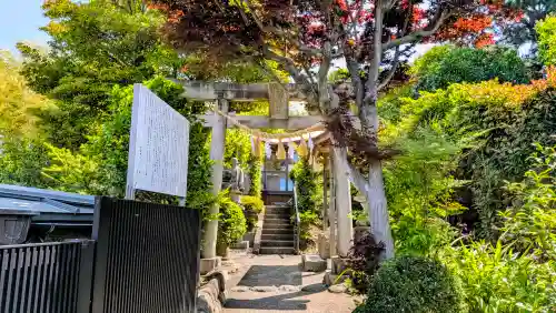 横浜御嶽神社の{uncategorized: "未分類", other: "その他", undefined: "問題あり", building: "その他建物", grave: "お墓", sacred_gate: "鳥居", guardian: "狛犬", statue: "像", buddha: "仏像", history: "歴史", nature: "自然", garden: "庭園", animal: "動物", pagoda: "塔", temizu: "手水舎", mountain_gate: "山門・神門", sanctuary: "本殿・本堂", subordinate: "末社・摂社", art: "芸術", scenery: "景色", jizo: "地蔵", ema: "絵馬", goshuin: "御朱印", omikuji: "おみくじ", items: "授与品その他", amulet: "お守り", goshuincho: "御朱印帳", eats: "食事", festival: "お祭り", votive_dance: "神楽", shichigosan: "七五三参", wedding: "結婚式", experience: "体験その他", initially: "初詣", around: "周辺", anti_infection: "感染症対策"}