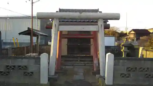 八百穂稲荷神社の本殿