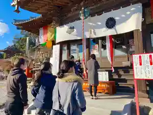 埼玉厄除け開運大師・龍泉寺(切り絵御朱印発祥の寺)の本殿・本堂(2019年12月25日(水) 20時07分30秒投稿)