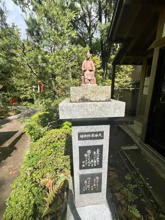 伏見神宝神社の{uncategorized: "未分類", other: "その他", undefined: "問題あり", building: "その他建物", grave: "お墓", sacred_gate: "鳥居", guardian: "狛犬", statue: "像", buddha: "仏像", history: "歴史", nature: "自然", garden: "庭園", animal: "動物", pagoda: "塔", temizu: "手水舎", mountain_gate: "山門・神門", sanctuary: "本殿・本堂", subordinate: "末社・摂社", art: "芸術", scenery: "景色", jizo: "地蔵", ema: "絵馬", goshuin: "御朱印", omikuji: "おみくじ", items: "授与品その他", amulet: "お守り", goshuincho: "御朱印帳", eats: "食事", festival: "お祭り", votive_dance: "神楽", shichigosan: "七五三参", wedding: "結婚式", experience: "体験その他", initially: "初詣", around: "周辺", anti_infection: "感染症対策"}