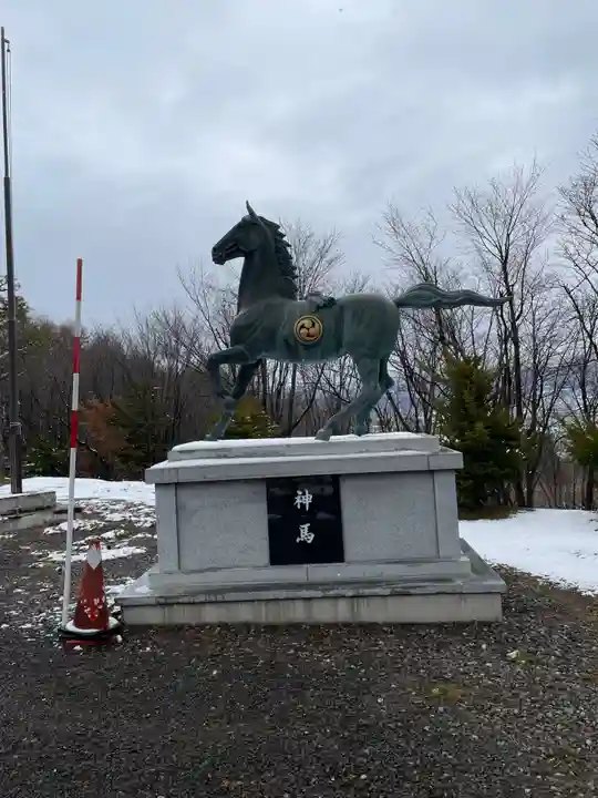 中富良野神社の像
