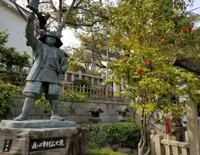 真田山 三光神社の像