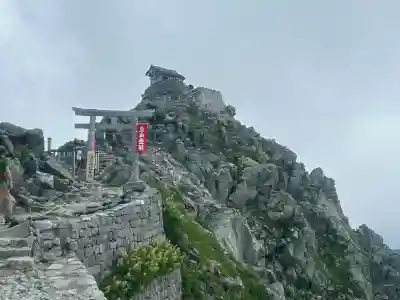 雄山神社峰本社の{uncategorized: "未分類", other: "その他", undefined: "問題あり", building: "その他建物", grave: "お墓", sacred_gate: "鳥居", guardian: "狛犬", statue: "像", buddha: "仏像", history: "歴史", nature: "自然", garden: "庭園", animal: "動物", pagoda: "塔", temizu: "手水舎", mountain_gate: "山門・神門", sanctuary: "本殿・本堂", subordinate: "末社・摂社", art: "芸術", scenery: "景色", jizo: "地蔵", ema: "絵馬", goshuin: "御朱印", omikuji: "おみくじ", items: "授与品その他", amulet: "お守り", goshuincho: "御朱印帳", eats: "食事", festival: "お祭り", votive_dance: "神楽", shichigosan: "七五三参", wedding: "結婚式", experience: "体験その他", initially: "初詣", around: "周辺", anti_infection: "感染症対策"}
