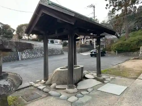 鷹日神社の{uncategorized: "未分類", other: "その他", undefined: "問題あり", building: "その他建物", grave: "お墓", sacred_gate: "鳥居", guardian: "狛犬", statue: "像", buddha: "仏像", history: "歴史", nature: "自然", garden: "庭園", animal: "動物", pagoda: "塔", temizu: "手水舎", mountain_gate: "山門・神門", sanctuary: "本殿・本堂", subordinate: "末社・摂社", art: "芸術", scenery: "景色", jizo: "地蔵", ema: "絵馬", goshuin: "御朱印", omikuji: "おみくじ", items: "授与品その他", amulet: "お守り", goshuincho: "御朱印帳", eats: "食事", festival: "お祭り", votive_dance: "神楽", shichigosan: "七五三参", wedding: "結婚式", experience: "体験その他", initially: "初詣", around: "周辺", anti_infection: "感染症対策"}