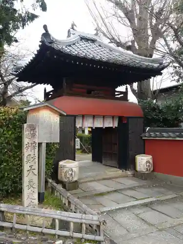 長建寺の山門