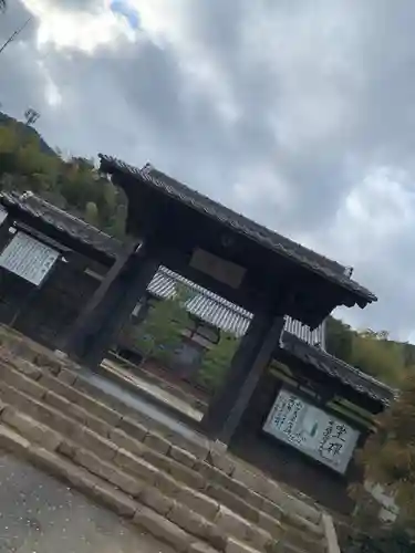 洞春寺の山門