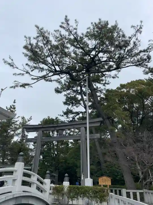 寒川神社の{uncategorized: "未分類", other: "その他", undefined: "問題あり", building: "その他建物", grave: "お墓", sacred_gate: "鳥居", guardian: "狛犬", statue: "像", buddha: "仏像", history: "歴史", nature: "自然", garden: "庭園", animal: "動物", pagoda: "塔", temizu: "手水舎", mountain_gate: "山門・神門", sanctuary: "本殿・本堂", subordinate: "末社・摂社", art: "芸術", scenery: "景色", jizo: "地蔵", ema: "絵馬", goshuin: "御朱印", omikuji: "おみくじ", items: "授与品その他", amulet: "お守り", goshuincho: "御朱印帳", eats: "食事", festival: "お祭り", votive_dance: "神楽", shichigosan: "七五三参", wedding: "結婚式", experience: "体験その他", initially: "初詣", around: "周辺", anti_infection: "感染症対策"}