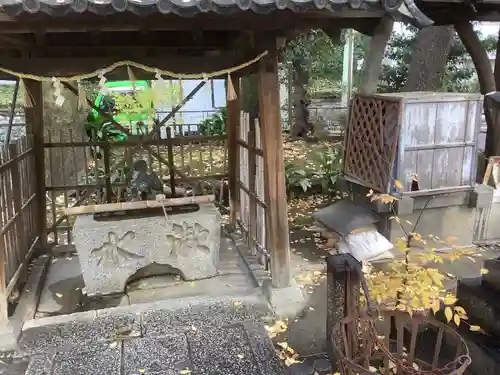 神明社の手水舎