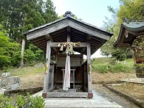 八幡神社 (山本)の{uncategorized: "未分類", other: "その他", undefined: "問題あり", building: "その他建物", grave: "お墓", sacred_gate: "鳥居", guardian: "狛犬", statue: "像", buddha: "仏像", history: "歴史", nature: "自然", garden: "庭園", animal: "動物", pagoda: "塔", temizu: "手水舎", mountain_gate: "山門・神門", sanctuary: "本殿・本堂", subordinate: "末社・摂社", art: "芸術", scenery: "景色", jizo: "地蔵", ema: "絵馬", goshuin: "御朱印", omikuji: "おみくじ", items: "授与品その他", amulet: "お守り", goshuincho: "御朱印帳", eats: "食事", festival: "お祭り", votive_dance: "神楽", shichigosan: "七五三参", wedding: "結婚式", experience: "体験その他", initially: "初詣", around: "周辺", anti_infection: "感染症対策"}