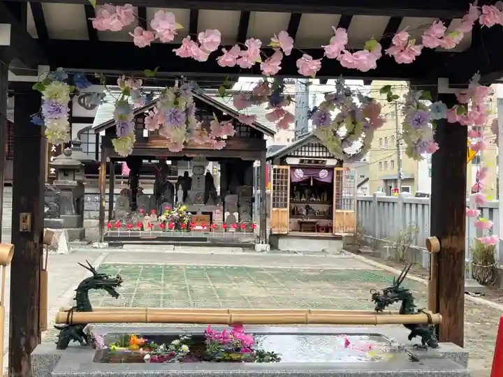 成田山札幌別院新栄寺の手水舎