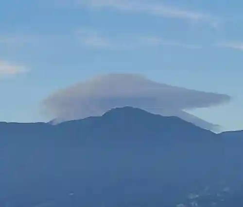 差出磯大嶽山神社 仕事と健康と厄よけの神さまの景色