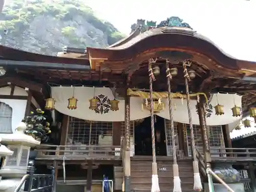 宝山寺の本殿