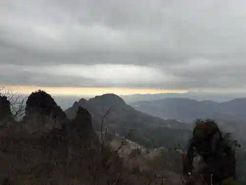 中之嶽神社の{uncategorized: "未分類", other: "その他", undefined: "問題あり", building: "その他建物", grave: "お墓", sacred_gate: "鳥居", guardian: "狛犬", statue: "像", buddha: "仏像", history: "歴史", nature: "自然", garden: "庭園", animal: "動物", pagoda: "塔", temizu: "手水舎", mountain_gate: "山門・神門", sanctuary: "本殿・本堂", subordinate: "末社・摂社", art: "芸術", scenery: "景色", jizo: "地蔵", ema: "絵馬", goshuin: "御朱印", omikuji: "おみくじ", items: "授与品その他", amulet: "お守り", goshuincho: "御朱印帳", eats: "食事", festival: "お祭り", votive_dance: "神楽", shichigosan: "七五三参", wedding: "結婚式", experience: "体験その他", initially: "初詣", around: "周辺", anti_infection: "感染症対策"}