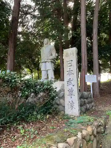 草薙神社の像