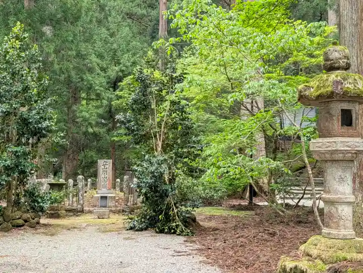 雄山神社中宮祈願殿の{uncategorized: "未分類", other: "その他", undefined: "問題あり", building: "その他建物", grave: "お墓", sacred_gate: "鳥居", guardian: "狛犬", statue: "像", buddha: "仏像", history: "歴史", nature: "自然", garden: "庭園", animal: "動物", pagoda: "塔", temizu: "手水舎", mountain_gate: "山門・神門", sanctuary: "本殿・本堂", subordinate: "末社・摂社", art: "芸術", scenery: "景色", jizo: "地蔵", ema: "絵馬", goshuin: "御朱印", omikuji: "おみくじ", items: "授与品その他", amulet: "お守り", goshuincho: "御朱印帳", eats: "食事", festival: "お祭り", votive_dance: "神楽", shichigosan: "七五三参", wedding: "結婚式", experience: "体験その他", initially: "初詣", around: "周辺", anti_infection: "感染症対策"}