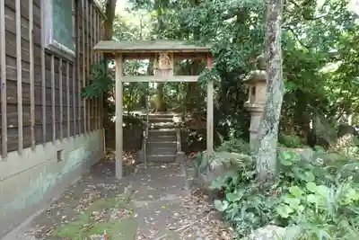 朝日稲荷大明神の鳥居