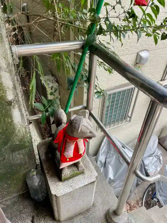 真島稲荷神社の{uncategorized: "未分類", other: "その他", undefined: "問題あり", building: "その他建物", grave: "お墓", sacred_gate: "鳥居", guardian: "狛犬", statue: "像", buddha: "仏像", history: "歴史", nature: "自然", garden: "庭園", animal: "動物", pagoda: "塔", temizu: "手水舎", mountain_gate: "山門・神門", sanctuary: "本殿・本堂", subordinate: "末社・摂社", art: "芸術", scenery: "景色", jizo: "地蔵", ema: "絵馬", goshuin: "御朱印", omikuji: "おみくじ", items: "授与品その他", amulet: "お守り", goshuincho: "御朱印帳", eats: "食事", festival: "お祭り", votive_dance: "神楽", shichigosan: "七五三参", wedding: "結婚式", experience: "体験その他", initially: "初詣", around: "周辺", anti_infection: "感染症対策"}
