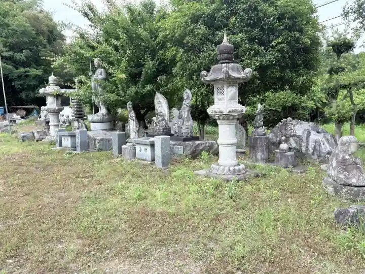 泉蔵寺の{uncategorized: "未分類", other: "その他", undefined: "問題あり", building: "その他建物", grave: "お墓", sacred_gate: "鳥居", guardian: "狛犬", statue: "像", buddha: "仏像", history: "歴史", nature: "自然", garden: "庭園", animal: "動物", pagoda: "塔", temizu: "手水舎", mountain_gate: "山門・神門", sanctuary: "本殿・本堂", subordinate: "末社・摂社", art: "芸術", scenery: "景色", jizo: "地蔵", ema: "絵馬", goshuin: "御朱印", omikuji: "おみくじ", items: "授与品その他", amulet: "お守り", goshuincho: "御朱印帳", eats: "食事", festival: "お祭り", votive_dance: "神楽", shichigosan: "七五三参", wedding: "結婚式", experience: "体験その他", initially: "初詣", around: "周辺", anti_infection: "感染症対策"}