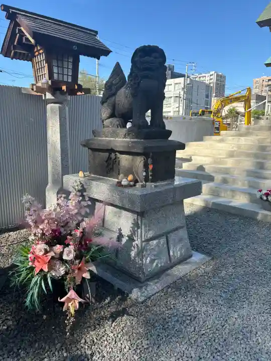 札幌諏訪神社の{uncategorized: "未分類", other: "その他", undefined: "問題あり", building: "その他建物", grave: "お墓", sacred_gate: "鳥居", guardian: "狛犬", statue: "像", buddha: "仏像", history: "歴史", nature: "自然", garden: "庭園", animal: "動物", pagoda: "塔", temizu: "手水舎", mountain_gate: "山門・神門", sanctuary: "本殿・本堂", subordinate: "末社・摂社", art: "芸術", scenery: "景色", jizo: "地蔵", ema: "絵馬", goshuin: "御朱印", omikuji: "おみくじ", items: "授与品その他", amulet: "お守り", goshuincho: "御朱印帳", eats: "食事", festival: "お祭り", votive_dance: "神楽", shichigosan: "七五三参", wedding: "結婚式", experience: "体験その他", initially: "初詣", around: "周辺", anti_infection: "感染症対策"}
