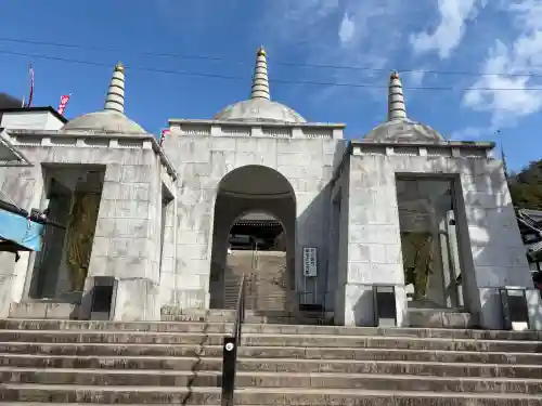 最上稲荷山妙教寺の{uncategorized: "未分類", other: "その他", undefined: "問題あり", building: "その他建物", grave: "お墓", sacred_gate: "鳥居", guardian: "狛犬", statue: "像", buddha: "仏像", history: "歴史", nature: "自然", garden: "庭園", animal: "動物", pagoda: "塔", temizu: "手水舎", mountain_gate: "山門・神門", sanctuary: "本殿・本堂", subordinate: "末社・摂社", art: "芸術", scenery: "景色", jizo: "地蔵", ema: "絵馬", goshuin: "御朱印", omikuji: "おみくじ", items: "授与品その他", amulet: "お守り", goshuincho: "御朱印帳", eats: "食事", festival: "お祭り", votive_dance: "神楽", shichigosan: "七五三参", wedding: "結婚式", experience: "体験その他", initially: "初詣", around: "周辺", anti_infection: "感染症対策"}