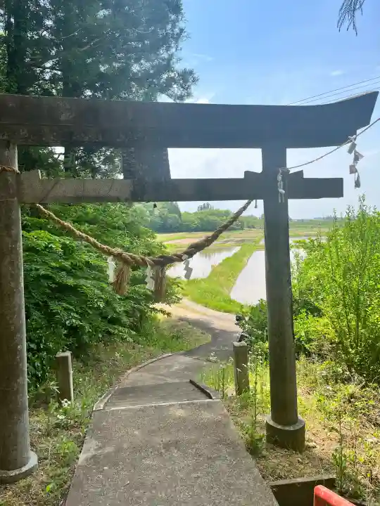 新山神社の{uncategorized: "未分類", other: "その他", undefined: "問題あり", building: "その他建物", grave: "お墓", sacred_gate: "鳥居", guardian: "狛犬", statue: "像", buddha: "仏像", history: "歴史", nature: "自然", garden: "庭園", animal: "動物", pagoda: "塔", temizu: "手水舎", mountain_gate: "山門・神門", sanctuary: "本殿・本堂", subordinate: "末社・摂社", art: "芸術", scenery: "景色", jizo: "地蔵", ema: "絵馬", goshuin: "御朱印", omikuji: "おみくじ", items: "授与品その他", amulet: "お守り", goshuincho: "御朱印帳", eats: "食事", festival: "お祭り", votive_dance: "神楽", shichigosan: "七五三参", wedding: "結婚式", experience: "体験その他", initially: "初詣", around: "周辺", anti_infection: "感染症対策"}