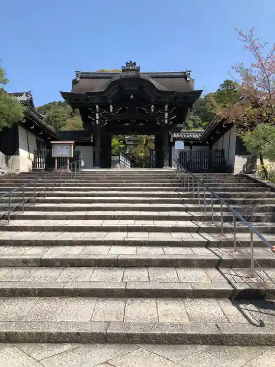 大谷祖廟の山門・神門