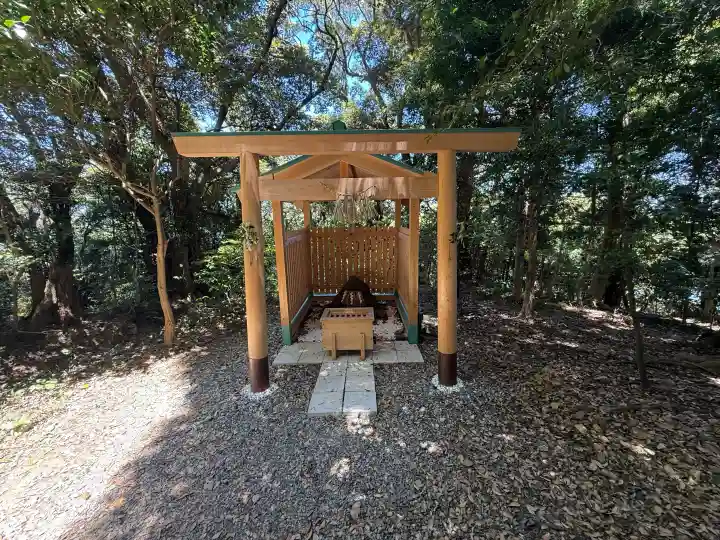 伊射波神社の{uncategorized: "未分類", other: "その他", undefined: "問題あり", building: "その他建物", grave: "お墓", sacred_gate: "鳥居", guardian: "狛犬", statue: "像", buddha: "仏像", history: "歴史", nature: "自然", garden: "庭園", animal: "動物", pagoda: "塔", temizu: "手水舎", mountain_gate: "山門・神門", sanctuary: "本殿・本堂", subordinate: "末社・摂社", art: "芸術", scenery: "景色", jizo: "地蔵", ema: "絵馬", goshuin: "御朱印", omikuji: "おみくじ", items: "授与品その他", amulet: "お守り", goshuincho: "御朱印帳", eats: "食事", festival: "お祭り", votive_dance: "神楽", shichigosan: "七五三参", wedding: "結婚式", experience: "体験その他", initially: "初詣", around: "周辺", anti_infection: "感染症対策"}