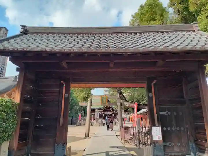 阿遅速雄神社の山門・神門