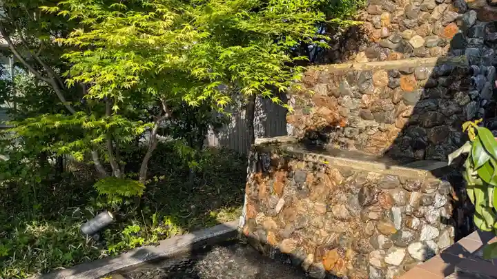 鉄道神社の庭園
