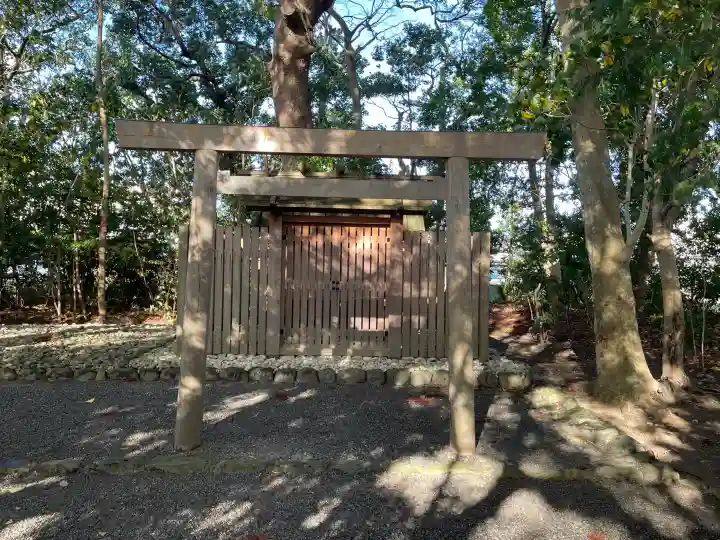 河原神社(豊受大神宮摂社)・毛理神社(豊受大神宮末社)の{uncategorized: "未分類", other: "その他", undefined: "問題あり", building: "その他建物", grave: "お墓", sacred_gate: "鳥居", guardian: "狛犬", statue: "像", buddha: "仏像", history: "歴史", nature: "自然", garden: "庭園", animal: "動物", pagoda: "塔", temizu: "手水舎", mountain_gate: "山門・神門", sanctuary: "本殿・本堂", subordinate: "末社・摂社", art: "芸術", scenery: "景色", jizo: "地蔵", ema: "絵馬", goshuin: "御朱印", omikuji: "おみくじ", items: "授与品その他", amulet: "お守り", goshuincho: "御朱印帳", eats: "食事", festival: "お祭り", votive_dance: "神楽", shichigosan: "七五三参", wedding: "結婚式", experience: "体験その他", initially: "初詣", around: "周辺", anti_infection: "感染症対策"}