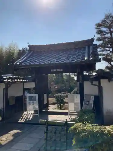 養徳院の山門