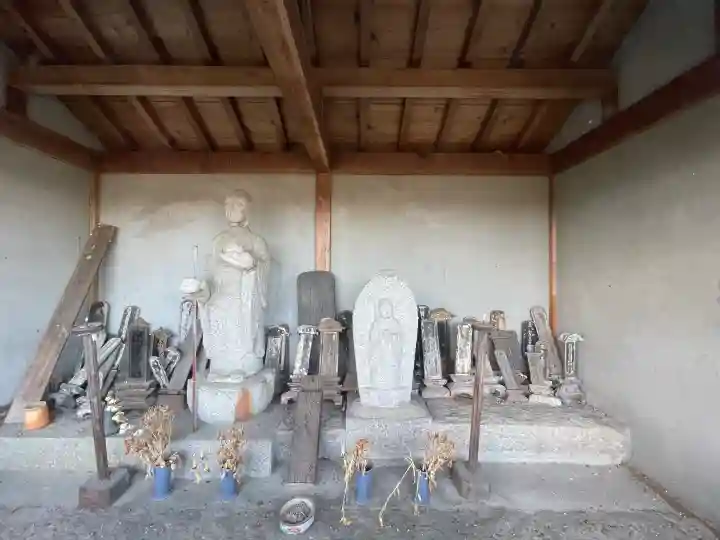 地蔵尊の{uncategorized: "未分類", other: "その他", undefined: "問題あり", building: "その他建物", grave: "お墓", sacred_gate: "鳥居", guardian: "狛犬", statue: "像", buddha: "仏像", history: "歴史", nature: "自然", garden: "庭園", animal: "動物", pagoda: "塔", temizu: "手水舎", mountain_gate: "山門・神門", sanctuary: "本殿・本堂", subordinate: "末社・摂社", art: "芸術", scenery: "景色", jizo: "地蔵", ema: "絵馬", goshuin: "御朱印", omikuji: "おみくじ", items: "授与品その他", amulet: "お守り", goshuincho: "御朱印帳", eats: "食事", festival: "お祭り", votive_dance: "神楽", shichigosan: "七五三参", wedding: "結婚式", experience: "体験その他", initially: "初詣", around: "周辺", anti_infection: "感染症対策"}