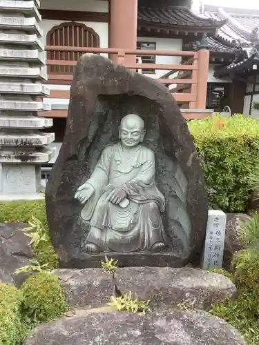 秀伝寺の像