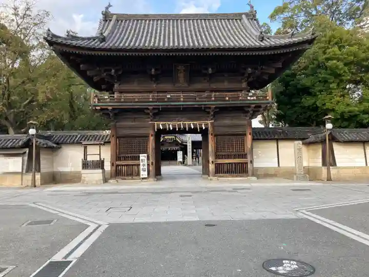 魚吹八幡神社の山門・神門