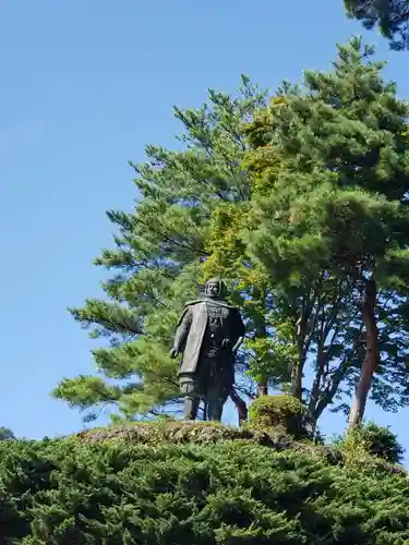 春日山神社の像