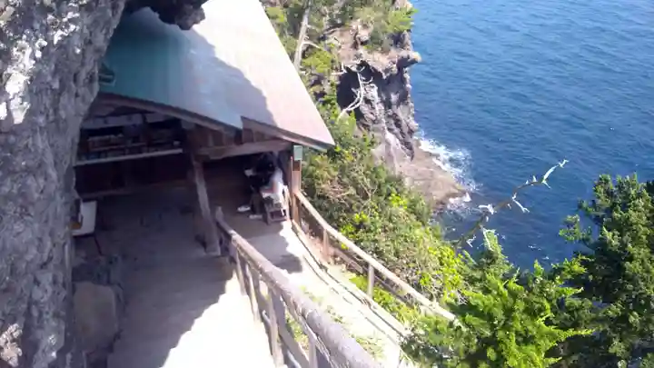 石室神社の本殿・本堂