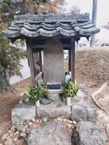 弘法大師石像の{uncategorized: "未分類", other: "その他", undefined: "問題あり", building: "その他建物", grave: "お墓", sacred_gate: "鳥居", guardian: "狛犬", statue: "像", buddha: "仏像", history: "歴史", nature: "自然", garden: "庭園", animal: "動物", pagoda: "塔", temizu: "手水舎", mountain_gate: "山門・神門", sanctuary: "本殿・本堂", subordinate: "末社・摂社", art: "芸術", scenery: "景色", jizo: "地蔵", ema: "絵馬", goshuin: "御朱印", omikuji: "おみくじ", items: "授与品その他", amulet: "お守り", goshuincho: "御朱印帳", eats: "食事", festival: "お祭り", votive_dance: "神楽", shichigosan: "七五三参", wedding: "結婚式", experience: "体験その他", initially: "初詣", around: "周辺", anti_infection: "感染症対策"}