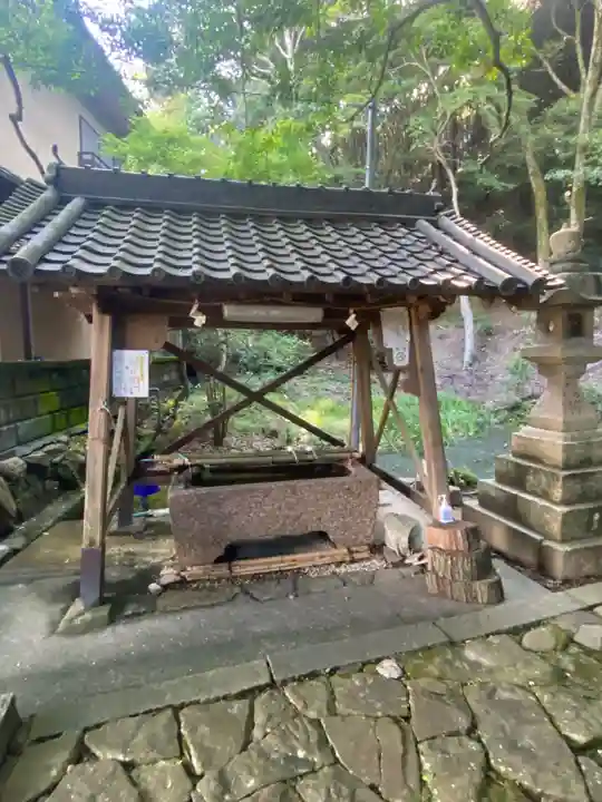 信達神社の手水舎