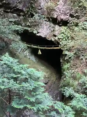 室生龍穴神社の{uncategorized: "未分類", other: "その他", undefined: "問題あり", building: "その他建物", grave: "お墓", sacred_gate: "鳥居", guardian: "狛犬", statue: "像", buddha: "仏像", history: "歴史", nature: "自然", garden: "庭園", animal: "動物", pagoda: "塔", temizu: "手水舎", mountain_gate: "山門・神門", sanctuary: "本殿・本堂", subordinate: "末社・摂社", art: "芸術", scenery: "景色", jizo: "地蔵", ema: "絵馬", goshuin: "御朱印", omikuji: "おみくじ", items: "授与品その他", amulet: "お守り", goshuincho: "御朱印帳", eats: "食事", festival: "お祭り", votive_dance: "神楽", shichigosan: "七五三参", wedding: "結婚式", experience: "体験その他", initially: "初詣", around: "周辺", anti_infection: "感染症対策"}