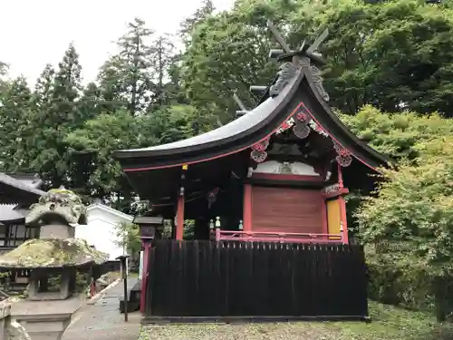 新海三社神社の本殿