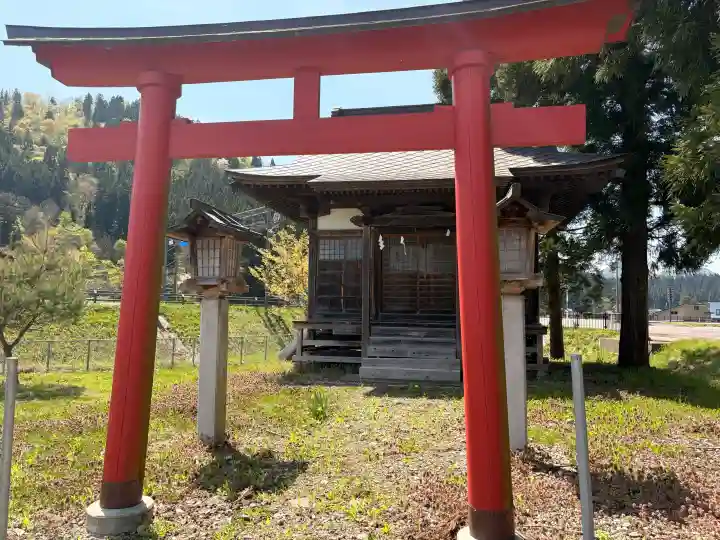 瀧脇神社の{uncategorized: "未分類", other: "その他", undefined: "問題あり", building: "その他建物", grave: "お墓", sacred_gate: "鳥居", guardian: "狛犬", statue: "像", buddha: "仏像", history: "歴史", nature: "自然", garden: "庭園", animal: "動物", pagoda: "塔", temizu: "手水舎", mountain_gate: "山門・神門", sanctuary: "本殿・本堂", subordinate: "末社・摂社", art: "芸術", scenery: "景色", jizo: "地蔵", ema: "絵馬", goshuin: "御朱印", omikuji: "おみくじ", items: "授与品その他", amulet: "お守り", goshuincho: "御朱印帳", eats: "食事", festival: "お祭り", votive_dance: "神楽", shichigosan: "七五三参", wedding: "結婚式", experience: "体験その他", initially: "初詣", around: "周辺", anti_infection: "感染症対策"}