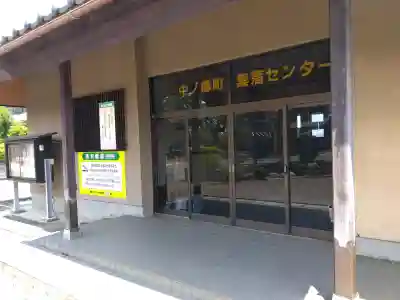 日吉神社の{uncategorized: "未分類", other: "その他", undefined: "問題あり", building: "その他建物", grave: "お墓", sacred_gate: "鳥居", guardian: "狛犬", statue: "像", buddha: "仏像", history: "歴史", nature: "自然", garden: "庭園", animal: "動物", pagoda: "塔", temizu: "手水舎", mountain_gate: "山門・神門", sanctuary: "本殿・本堂", subordinate: "末社・摂社", art: "芸術", scenery: "景色", jizo: "地蔵", ema: "絵馬", goshuin: "御朱印", omikuji: "おみくじ", items: "授与品その他", amulet: "お守り", goshuincho: "御朱印帳", eats: "食事", festival: "お祭り", votive_dance: "神楽", shichigosan: "七五三参", wedding: "結婚式", experience: "体験その他", initially: "初詣", around: "周辺", anti_infection: "感染症対策"}