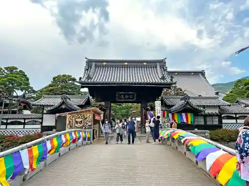 善光寺大勧進の山門