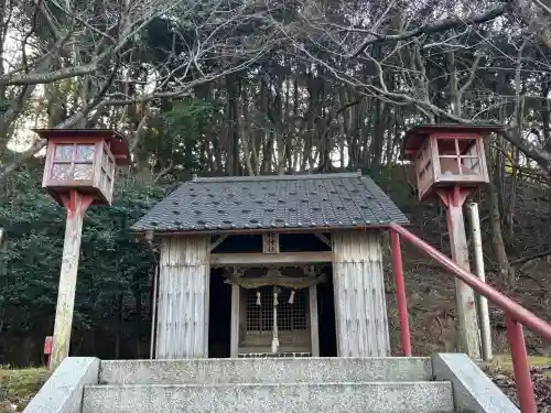 静神社の{uncategorized: "未分類", other: "その他", undefined: "問題あり", building: "その他建物", grave: "お墓", sacred_gate: "鳥居", guardian: "狛犬", statue: "像", buddha: "仏像", history: "歴史", nature: "自然", garden: "庭園", animal: "動物", pagoda: "塔", temizu: "手水舎", mountain_gate: "山門・神門", sanctuary: "本殿・本堂", subordinate: "末社・摂社", art: "芸術", scenery: "景色", jizo: "地蔵", ema: "絵馬", goshuin: "御朱印", omikuji: "おみくじ", items: "授与品その他", amulet: "お守り", goshuincho: "御朱印帳", eats: "食事", festival: "お祭り", votive_dance: "神楽", shichigosan: "七五三参", wedding: "結婚式", experience: "体験その他", initially: "初詣", around: "周辺", anti_infection: "感染症対策"}