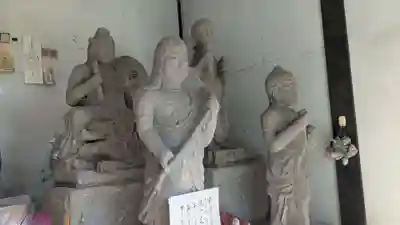 滝の不動尊の仏像