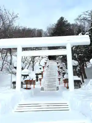 夕張神社の{uncategorized: "未分類", other: "その他", undefined: "問題あり", building: "その他建物", grave: "お墓", sacred_gate: "鳥居", guardian: "狛犬", statue: "像", buddha: "仏像", history: "歴史", nature: "自然", garden: "庭園", animal: "動物", pagoda: "塔", temizu: "手水舎", mountain_gate: "山門・神門", sanctuary: "本殿・本堂", subordinate: "末社・摂社", art: "芸術", scenery: "景色", jizo: "地蔵", ema: "絵馬", goshuin: "御朱印", omikuji: "おみくじ", items: "授与品その他", amulet: "お守り", goshuincho: "御朱印帳", eats: "食事", festival: "お祭り", votive_dance: "神楽", shichigosan: "七五三参", wedding: "結婚式", experience: "体験その他", initially: "初詣", around: "周辺", anti_infection: "感染症対策"}