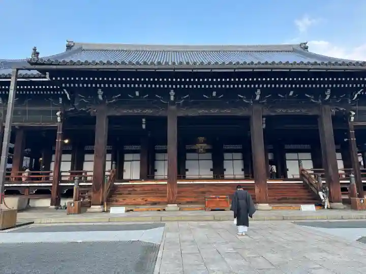 本願寺(西本願寺)の{uncategorized: "未分類", other: "その他", undefined: "問題あり", building: "その他建物", grave: "お墓", sacred_gate: "鳥居", guardian: "狛犬", statue: "像", buddha: "仏像", history: "歴史", nature: "自然", garden: "庭園", animal: "動物", pagoda: "塔", temizu: "手水舎", mountain_gate: "山門・神門", sanctuary: "本殿・本堂", subordinate: "末社・摂社", art: "芸術", scenery: "景色", jizo: "地蔵", ema: "絵馬", goshuin: "御朱印", omikuji: "おみくじ", items: "授与品その他", amulet: "お守り", goshuincho: "御朱印帳", eats: "食事", festival: "お祭り", votive_dance: "神楽", shichigosan: "七五三参", wedding: "結婚式", experience: "体験その他", initially: "初詣", around: "周辺", anti_infection: "感染症対策"}