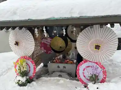 札幌諏訪神社の{uncategorized: "未分類", other: "その他", undefined: "問題あり", building: "その他建物", grave: "お墓", sacred_gate: "鳥居", guardian: "狛犬", statue: "像", buddha: "仏像", history: "歴史", nature: "自然", garden: "庭園", animal: "動物", pagoda: "塔", temizu: "手水舎", mountain_gate: "山門・神門", sanctuary: "本殿・本堂", subordinate: "末社・摂社", art: "芸術", scenery: "景色", jizo: "地蔵", ema: "絵馬", goshuin: "御朱印", omikuji: "おみくじ", items: "授与品その他", amulet: "お守り", goshuincho: "御朱印帳", eats: "食事", festival: "お祭り", votive_dance: "神楽", shichigosan: "七五三参", wedding: "結婚式", experience: "体験その他", initially: "初詣", around: "周辺", anti_infection: "感染症対策"}