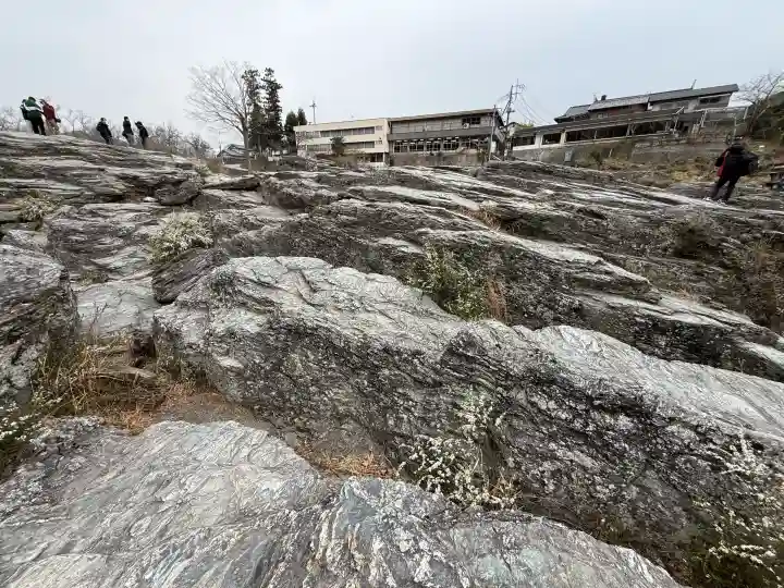 宝登山神社の{uncategorized: "未分類", other: "その他", undefined: "問題あり", building: "その他建物", grave: "お墓", sacred_gate: "鳥居", guardian: "狛犬", statue: "像", buddha: "仏像", history: "歴史", nature: "自然", garden: "庭園", animal: "動物", pagoda: "塔", temizu: "手水舎", mountain_gate: "山門・神門", sanctuary: "本殿・本堂", subordinate: "末社・摂社", art: "芸術", scenery: "景色", jizo: "地蔵", ema: "絵馬", goshuin: "御朱印", omikuji: "おみくじ", items: "授与品その他", amulet: "お守り", goshuincho: "御朱印帳", eats: "食事", festival: "お祭り", votive_dance: "神楽", shichigosan: "七五三参", wedding: "結婚式", experience: "体験その他", initially: "初詣", around: "周辺", anti_infection: "感染症対策"}